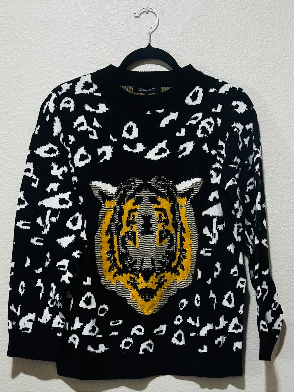 Simplee Black/White Leopard Print Crewneck Sweater w/tiger head motif Size L